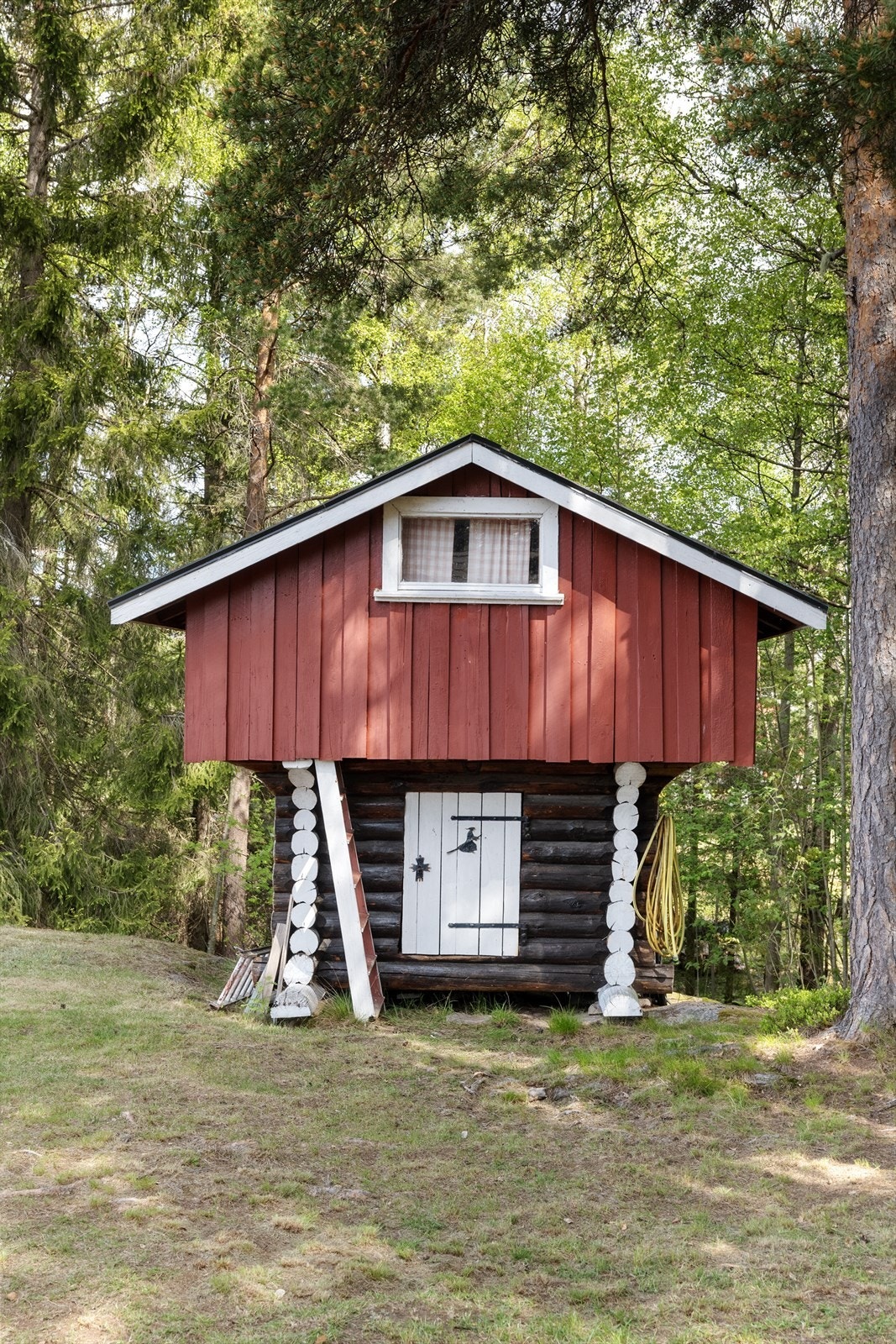 På eiendommen står et stabbur som er innredet med soveplasser (ikke godkjent innredet). Galleribilde