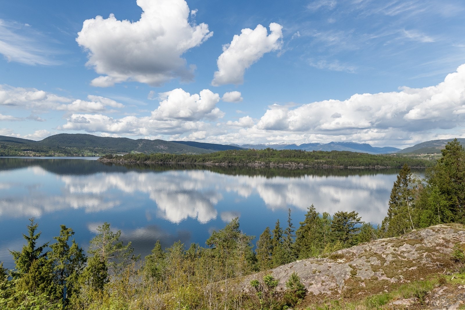 Utsikt mot Norsjø og de omkringliggende åsene. Galleribilde