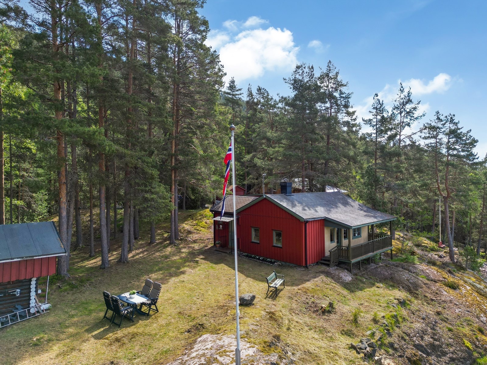 Eiendommen ligger høyt og fritt med utsikt over Norsjø. Galleribilde