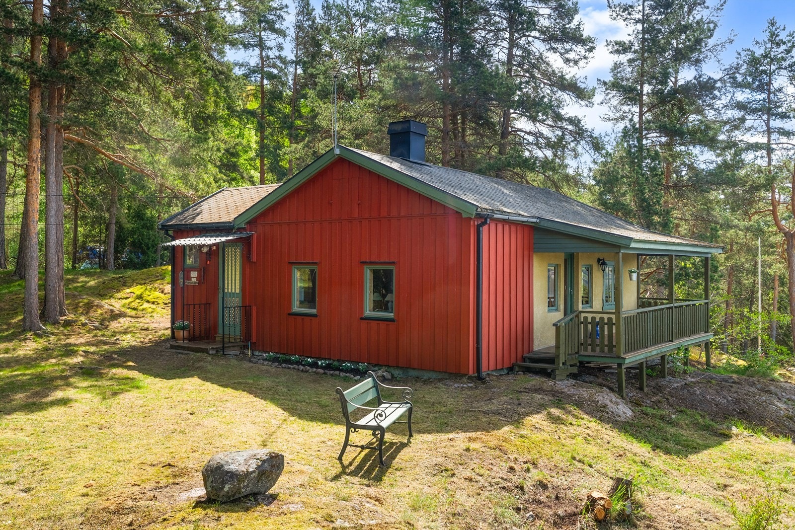 Hytta fra 1954 ligger usjenert til på en selveiertomt, omgitt av skog og natur. Galleribilde
