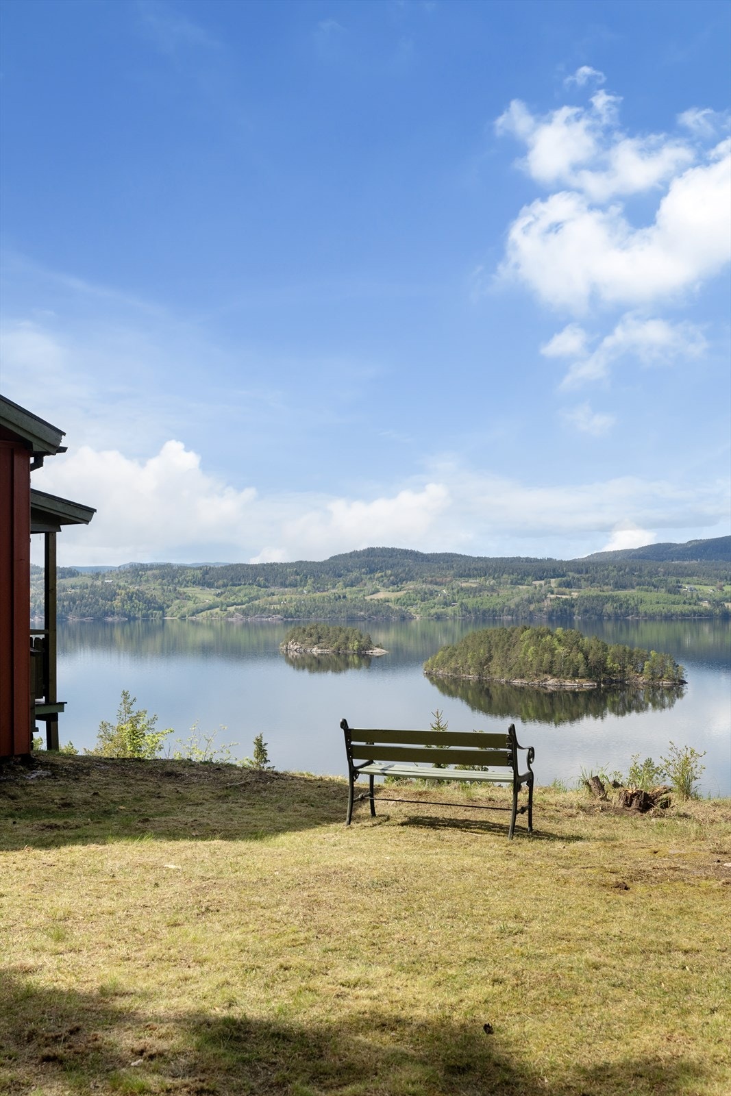 En fredelig plett med utsikt over vannspeilet. Galleribilde