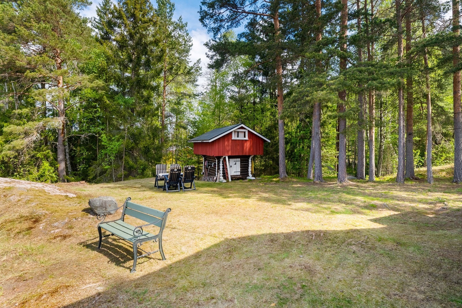 I tillegg til hytta er det et stabbur og en frittliggende bod med komposteringstoalett. Galleribilde