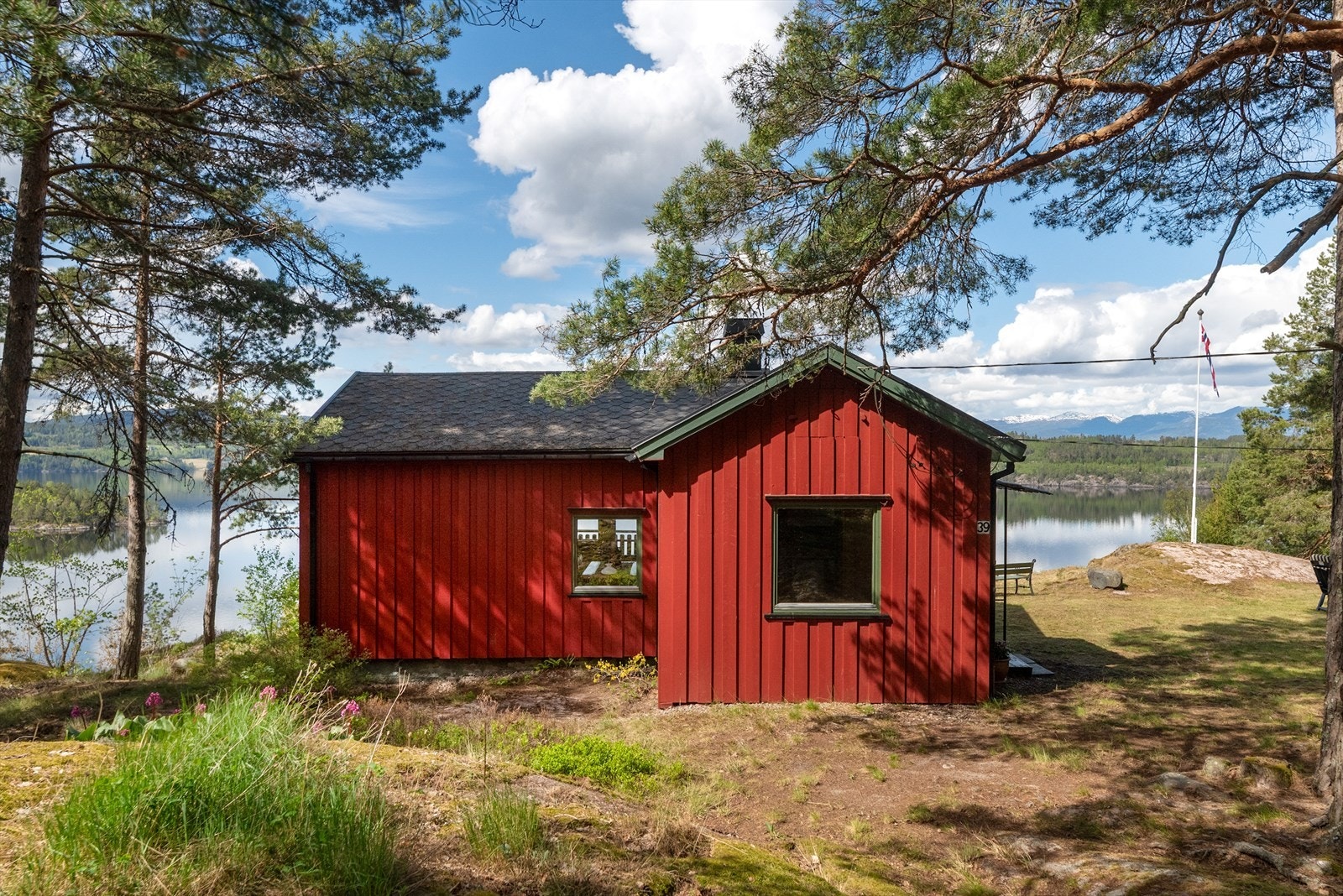 Eiendommen ligger i skrånende terreng med naturtomt. Galleribilde
