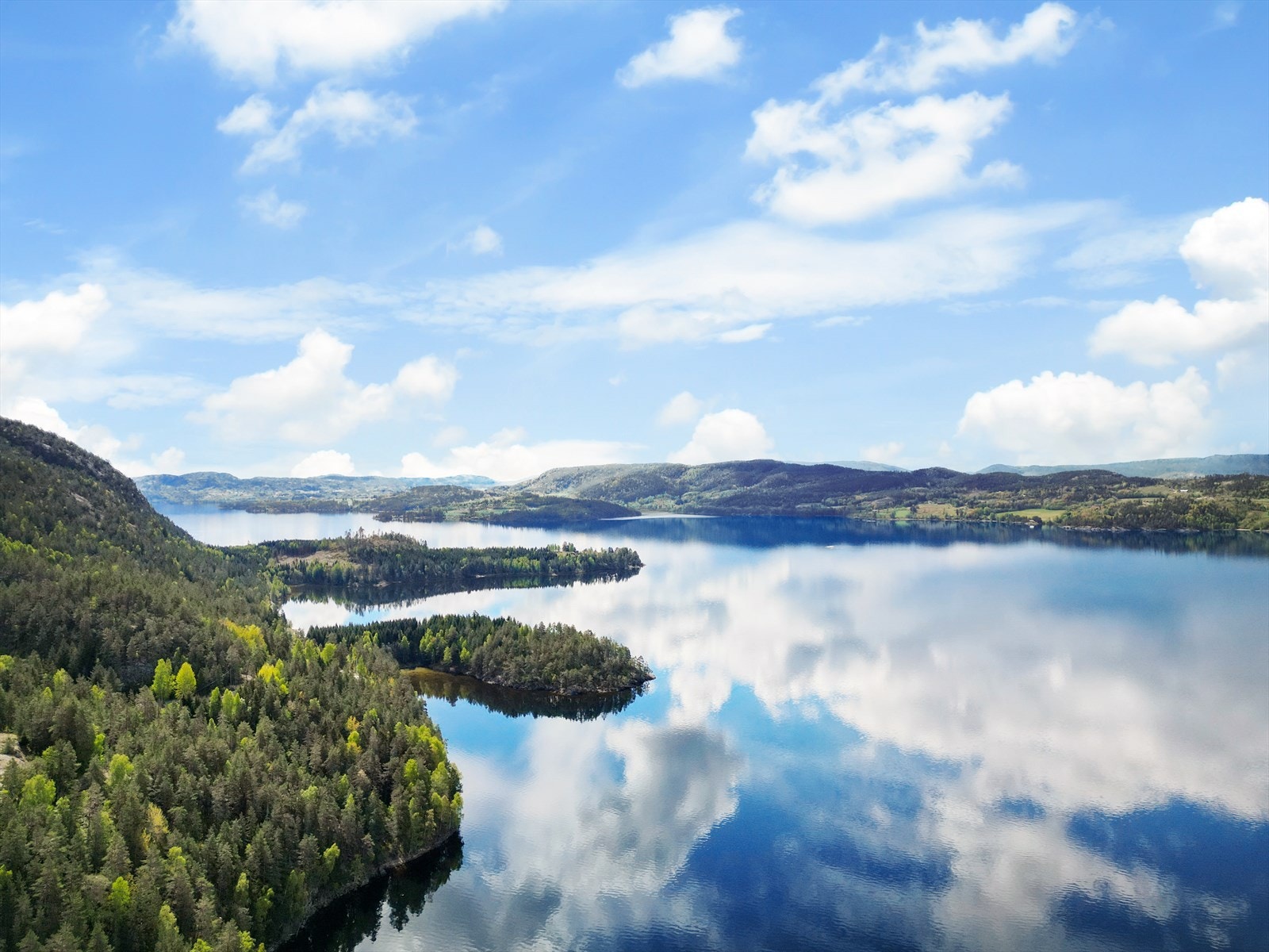 Området byr på flott natur med muligheter for både bading og båtliv på Norsjø. Galleribilde