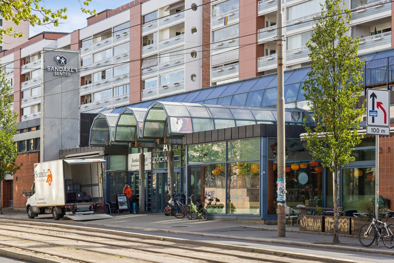 Sandaker Senter ligger et steinkast unna Galleribilde