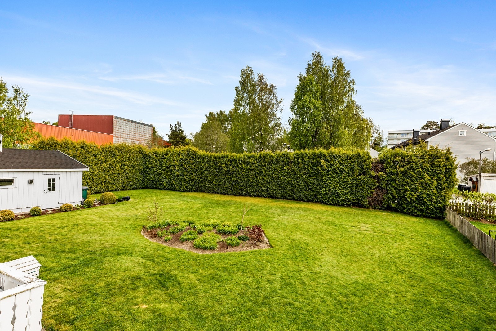 Stor, barnevennlig tomt, innrammet med hekk og gjerde Galleribilde