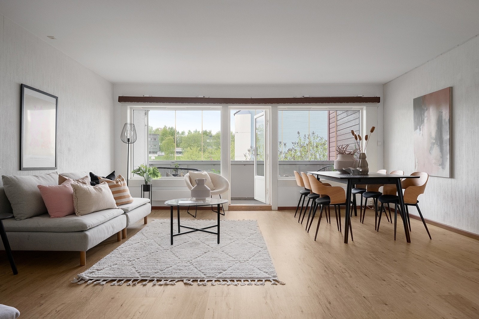 De store vindusflatene i stuen slipper inn rikelig med lys. Galleribilde