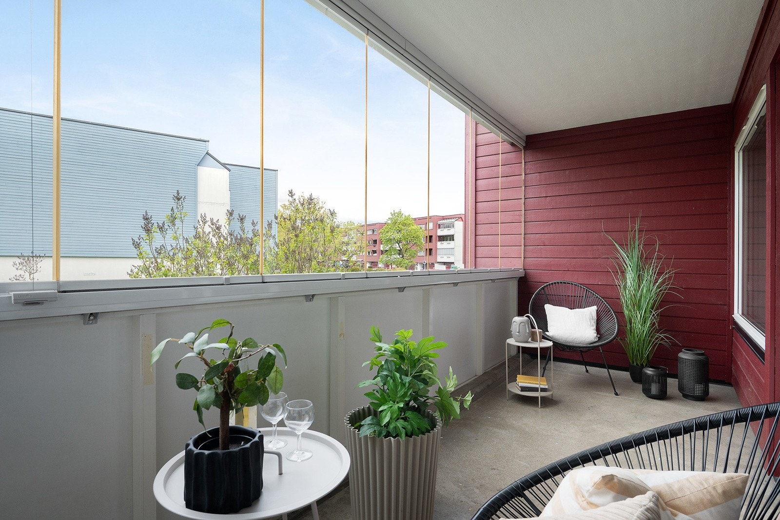 Dette er en lys, romslig og gjennomgående 5-roms med flott beliggenhet på Furuset. Galleribilde