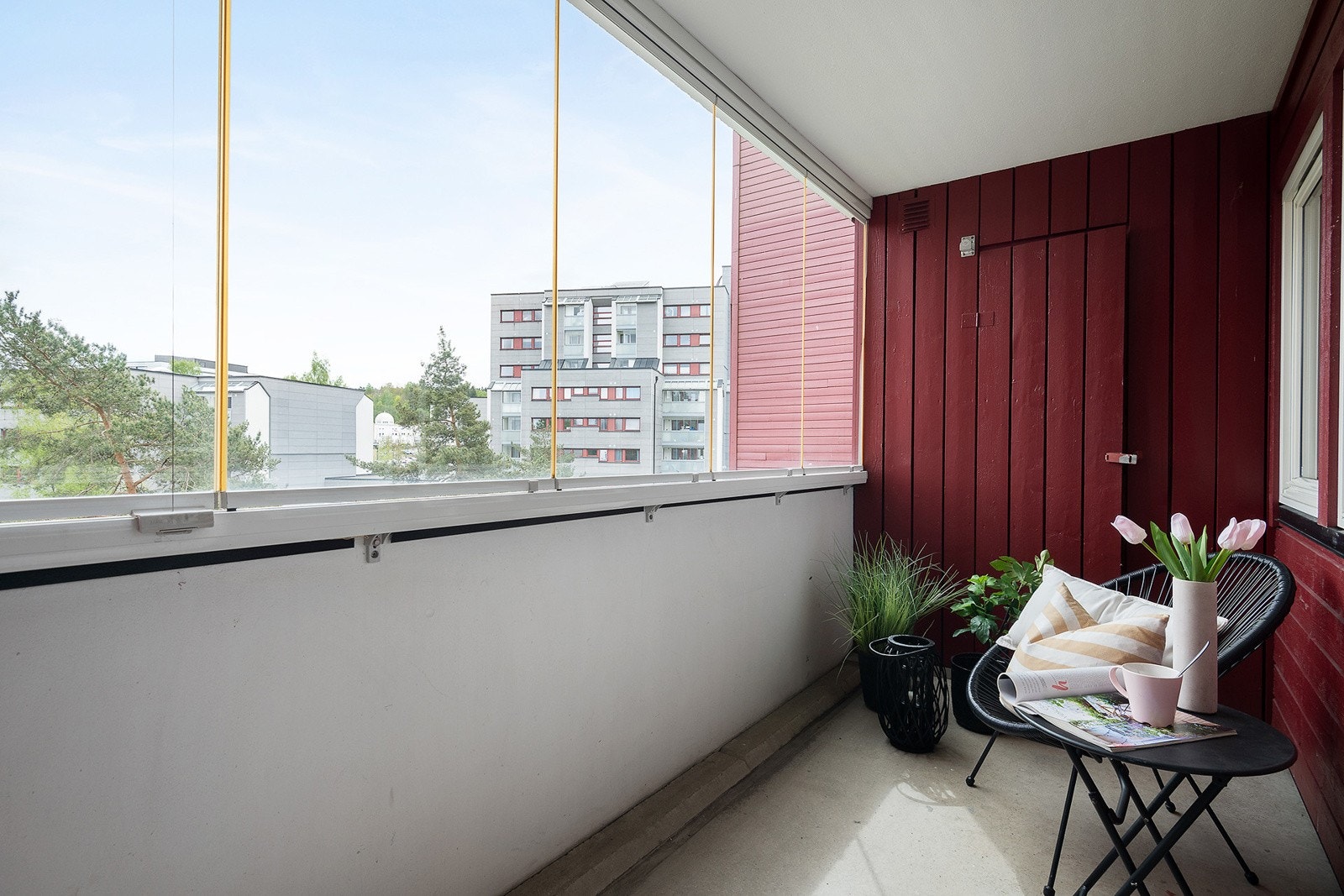 Fra kjøkkenet er det utgang til innglasset balkong. På balkongen er det også en praktisk bod med god oppbevaringsplass. Galleribilde