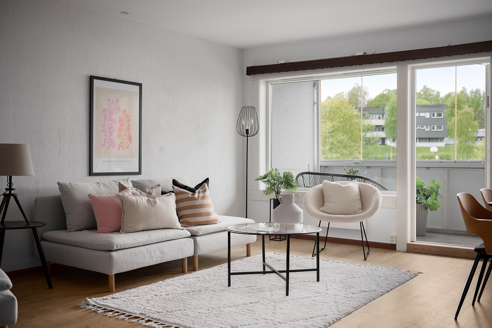 Stuen er både romslig og luftig, med rikelig plass til en stor sittegruppe og et spisebord. Galleribilde