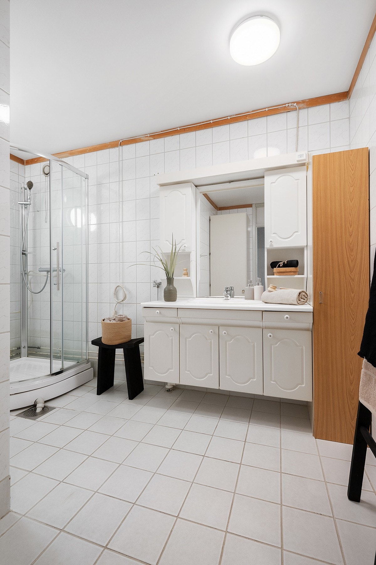 Badet inneholder et dusjkabinett og servant med diverse innredning. Her er det god oppbevaringsplass. Galleribilde