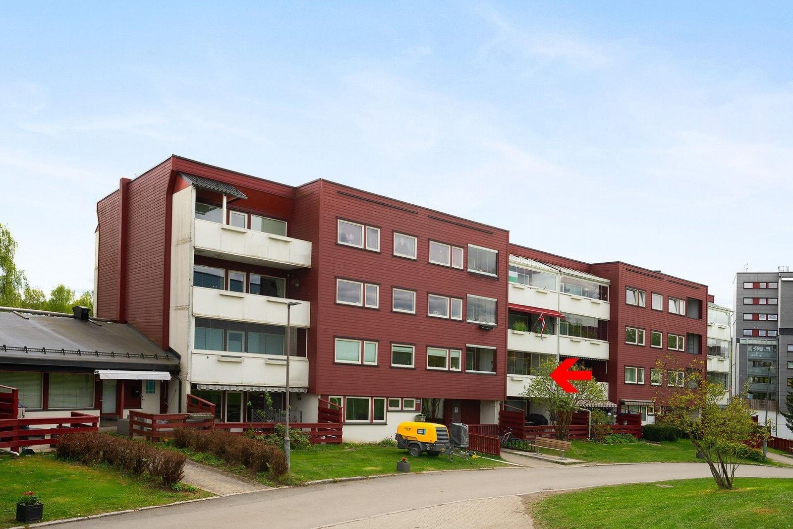 Leiligheten er beliggende på Furuset i bydel Alna, nordøst i Groruddalen i et veletablert og populært boligområde. Meget barnevennlig uten gjennomgangstrafikk. Galleribilde