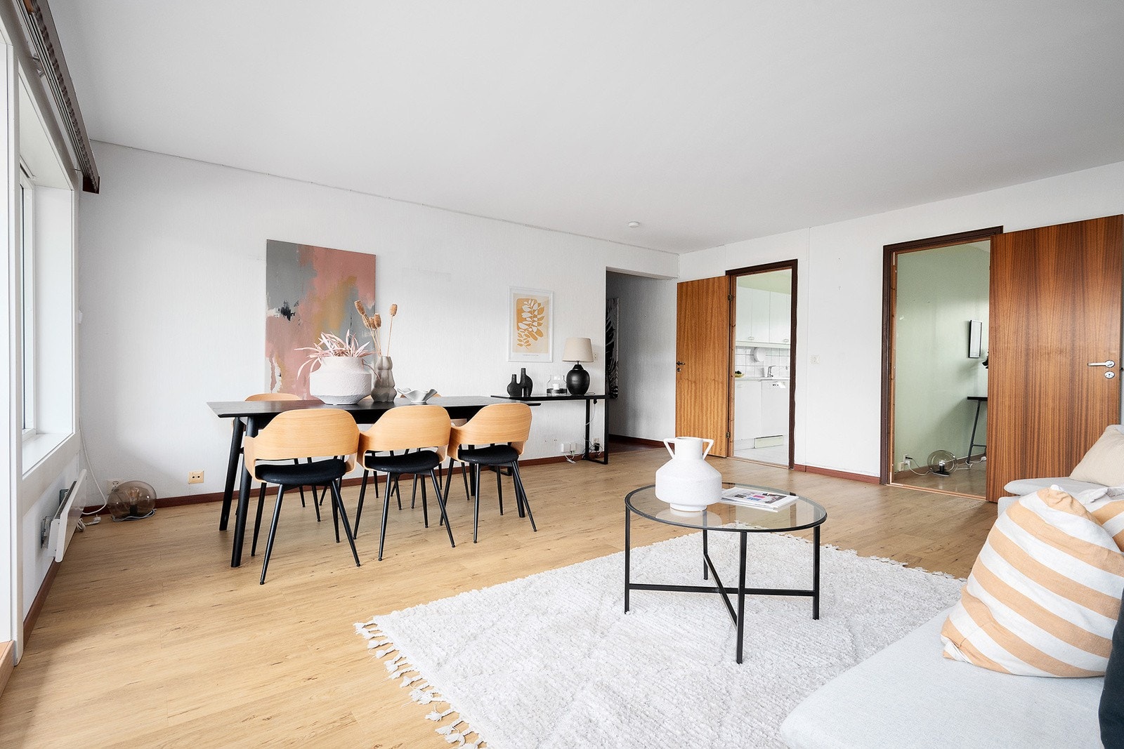 Stuen er enkel å innrede med naturlige soner. Galleribilde