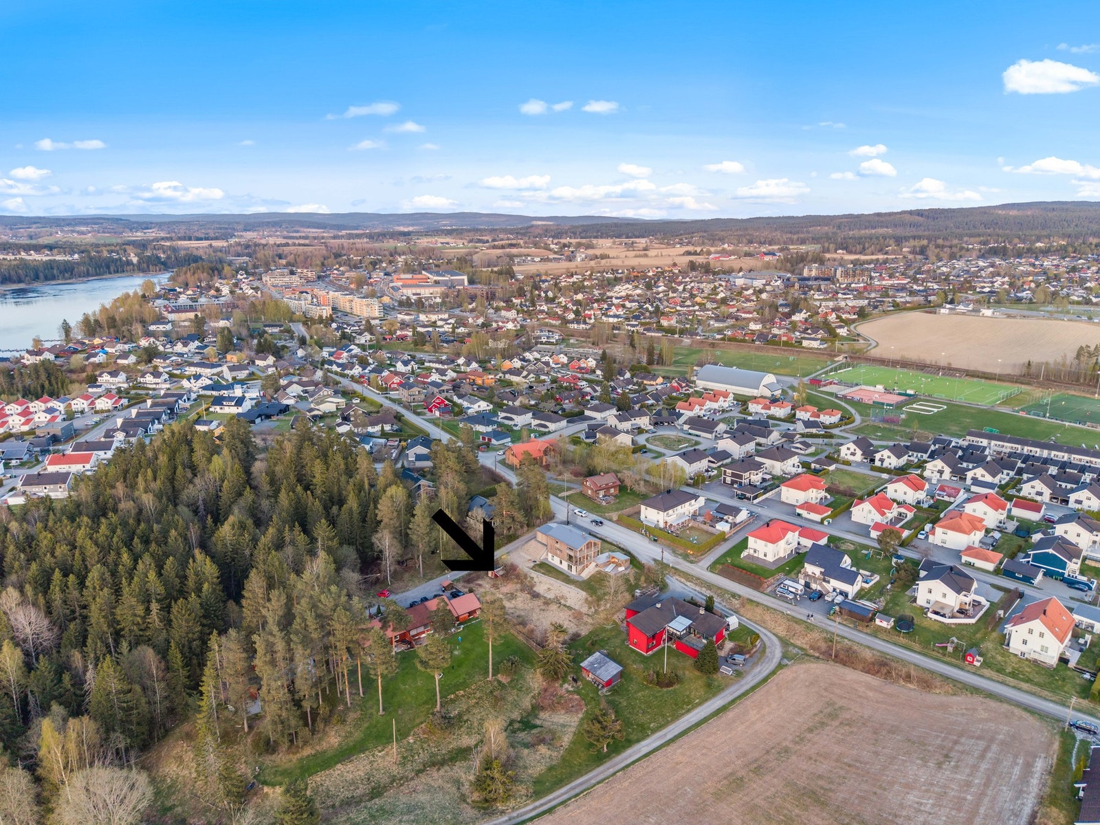 PrivatMegleren ved Kjell Olav Bårdseng presenterer Vestbyveien 51D. Fra tomten er det ca. 900 meter til Sørumsand sentrum og togstasjon. Ca. 1 km gangavstand til både Sørumsand barnehage og Sørumsand skole (1.-7. trinn). Galleribilde
