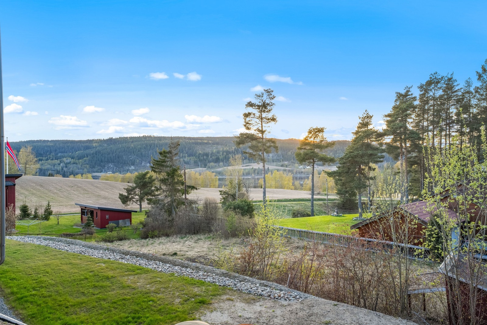 Eiendommen har gode lys- og solforhold, samt utsikt mot Glomma, som ligger bare 300 meter unna. Galleribilde