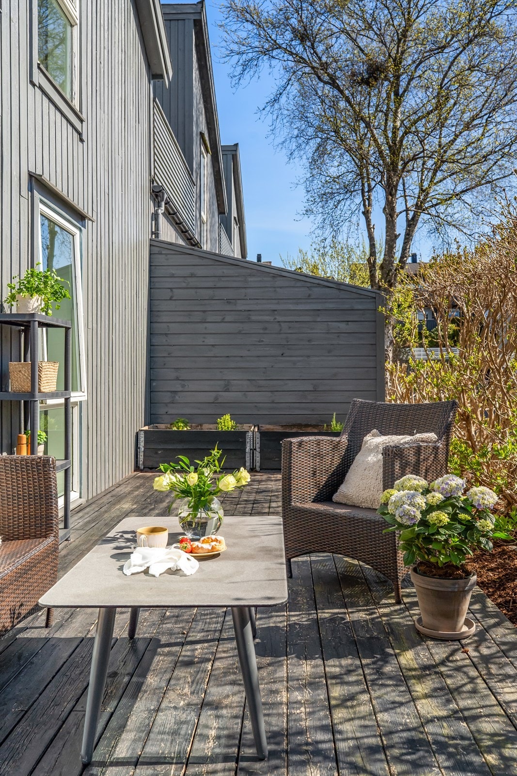 Den lune og avskjermede uteplassen i første etasje. Galleribilde