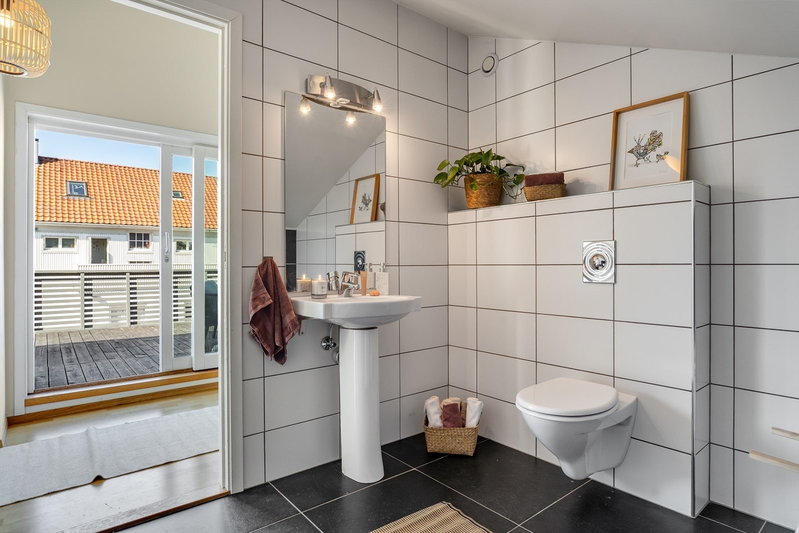 Bad i 2. etasje har fliser på gulv og vegger, samt vegghengt toalett. Galleribilde