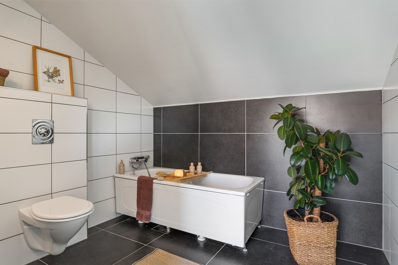 Badet i andre etasje er utstyrt med badekar. Galleribilde