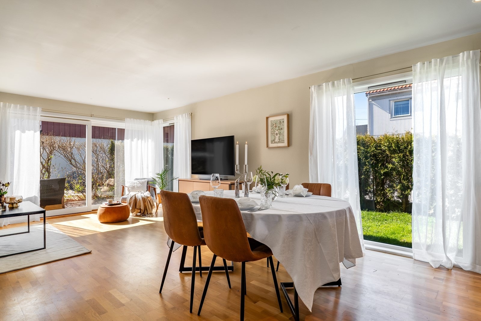 Rommet har utgang til herlig uteplass. Galleribilde