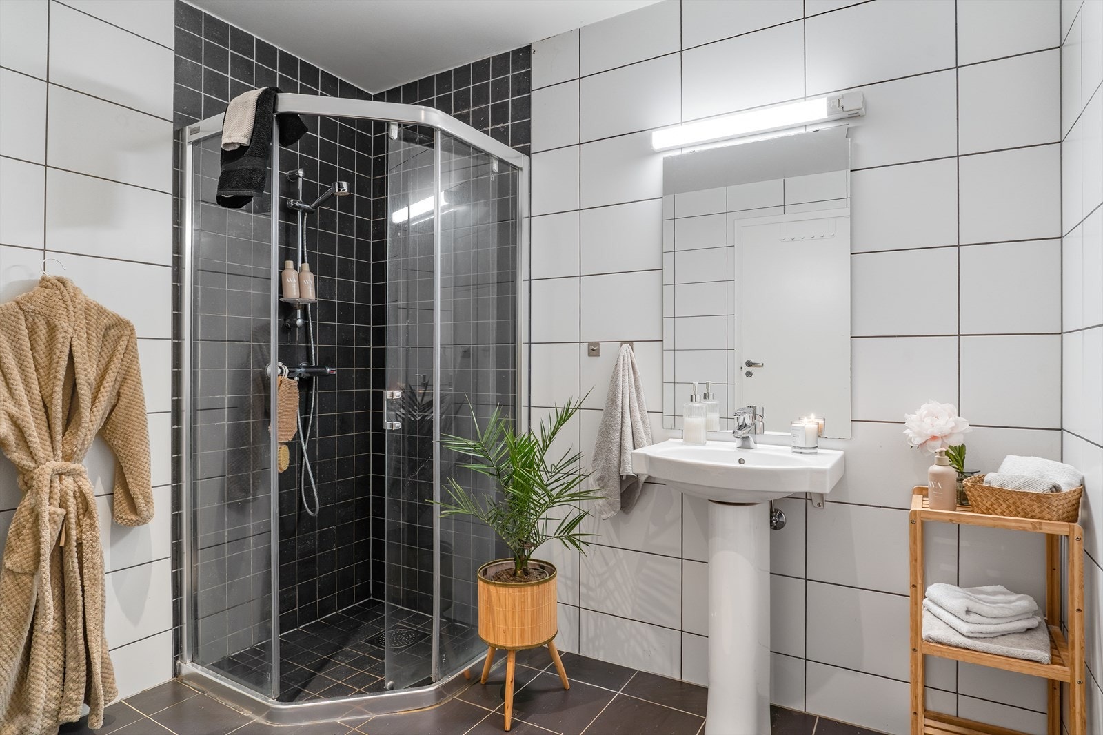 Badet i første etasje har flislagt gulv med varmekabler og et praktisk dusjhjørne. Galleribilde