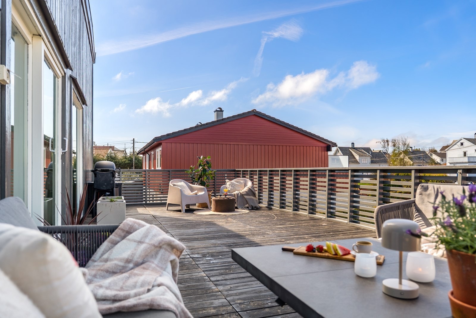 Her er det god plass til både spisebord og en romslig sofagruppe. Galleribilde