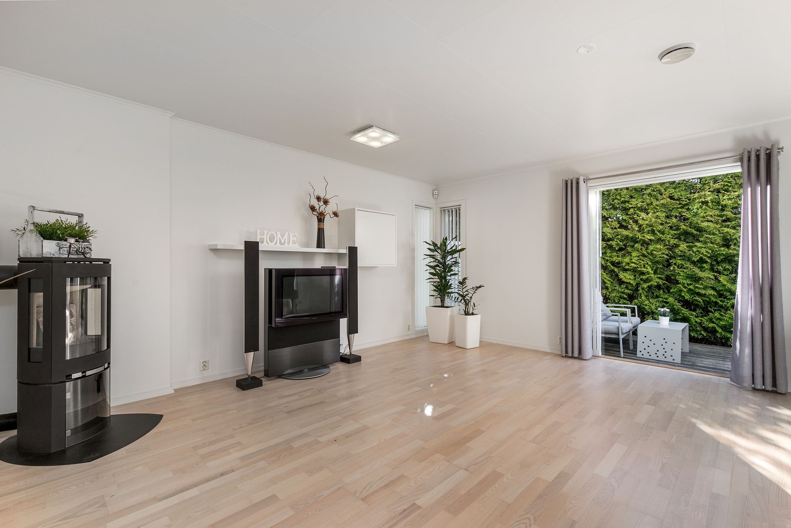 Fra stuen er det utgang til pent opparbeidet terrasse - 12 kvm med gode solforhold. Galleribilde