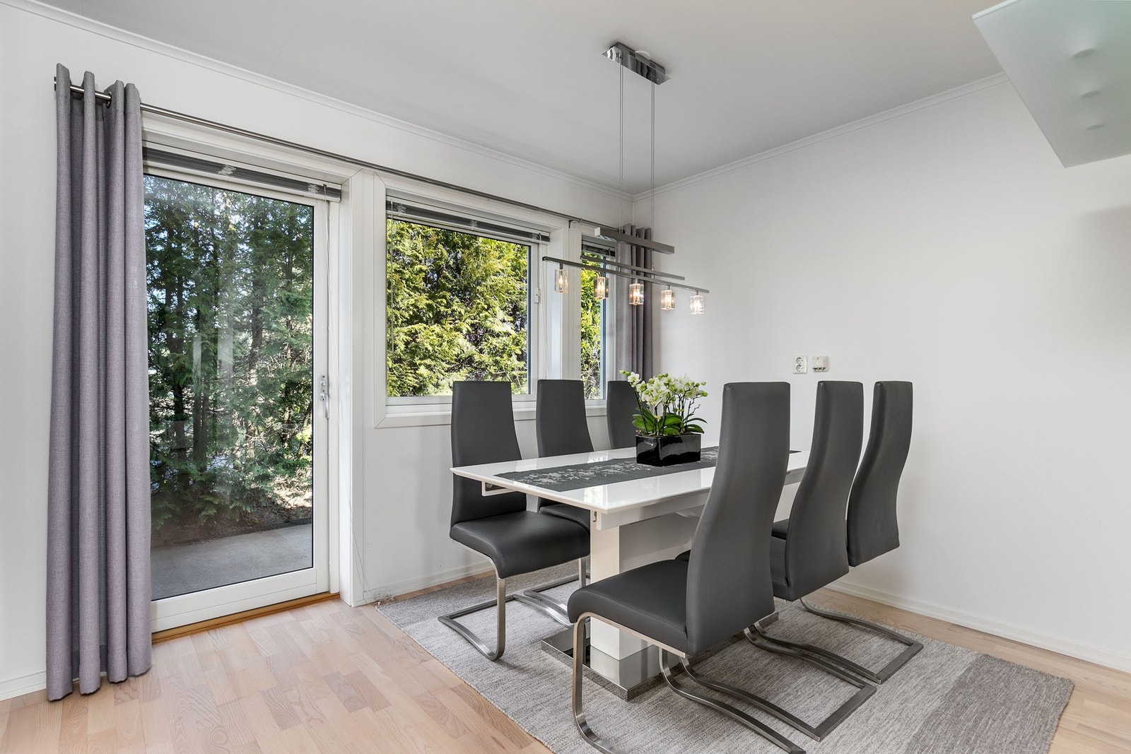 Fra inngangspartiet/kjøkkenet er det en terrasse på 20 kvm. Galleribilde