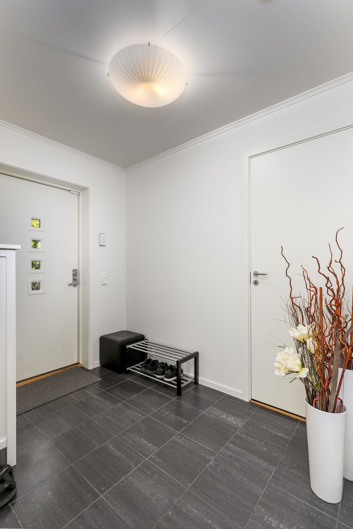 Lys og moderne utleiedel med egen inngang på 28 kvm, bestående av stue med åpen kjøkkenløsning, ett soverom og privat bad. Galleribilde