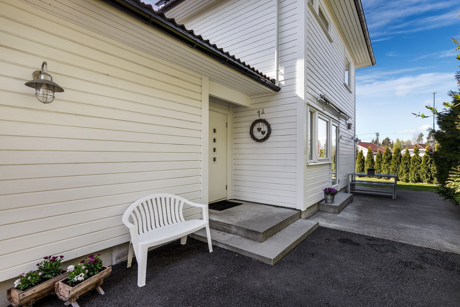 Eiendommen har svært gode parkeringsmuligheter med stor asfaltert gårdsplass og frittstående garasje. Det er god plass til flere biler på egen tomt. Galleribilde