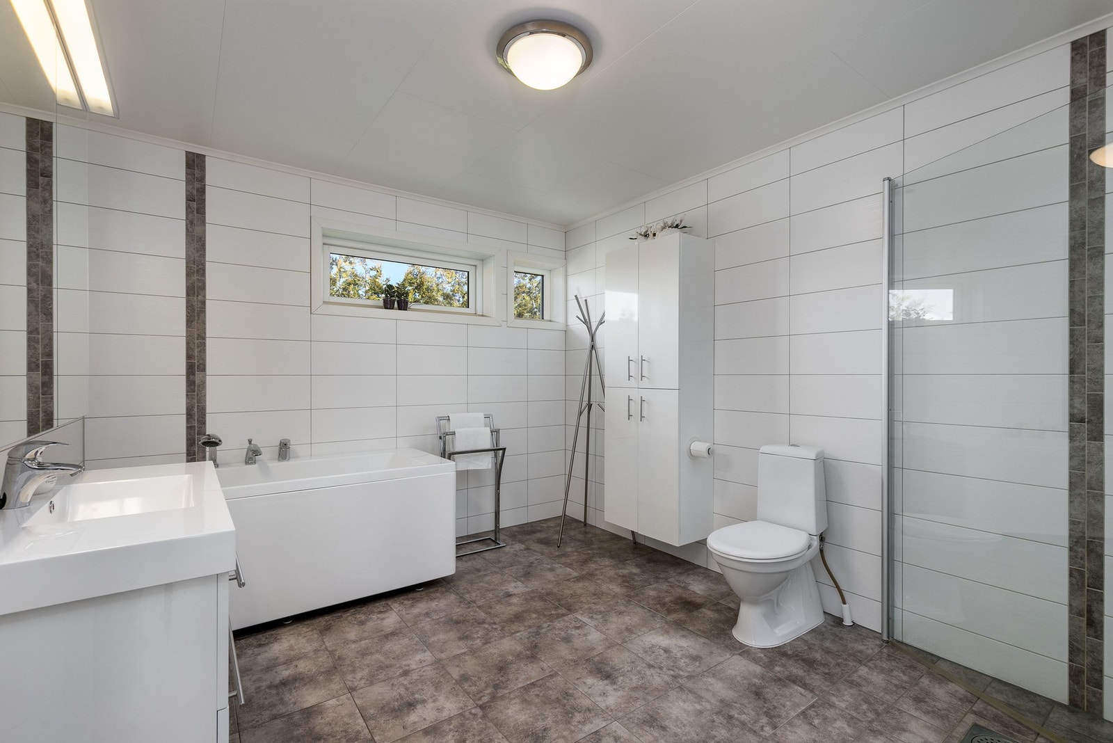 ommet fremstår med en moderne utførelse og balansert ventilasjon. Badet har fått Tg2. Galleribilde
