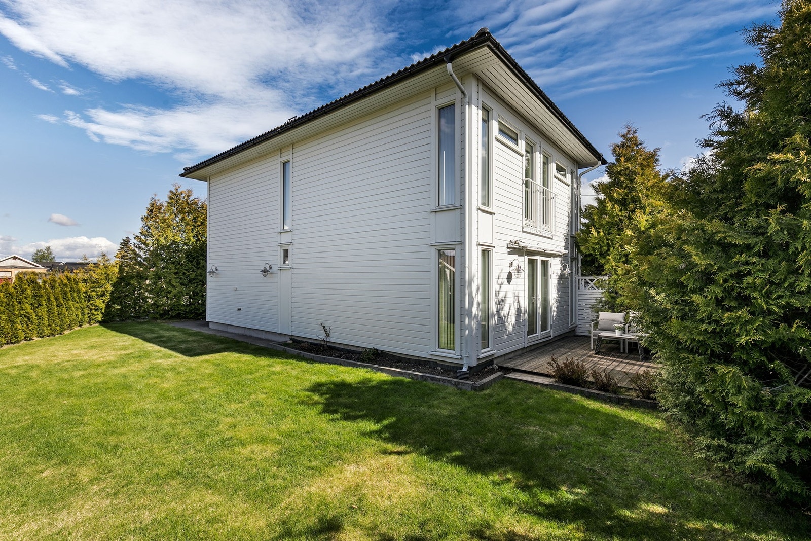 Skoler og barnehager i nærområdet. Skogmo(1.-7 ) 15.min gange. Allergot ungdomsskole (8.-10. kl.) ligger 7 min med bil. Hoppensprett videregående 3.3 km Galleribilde