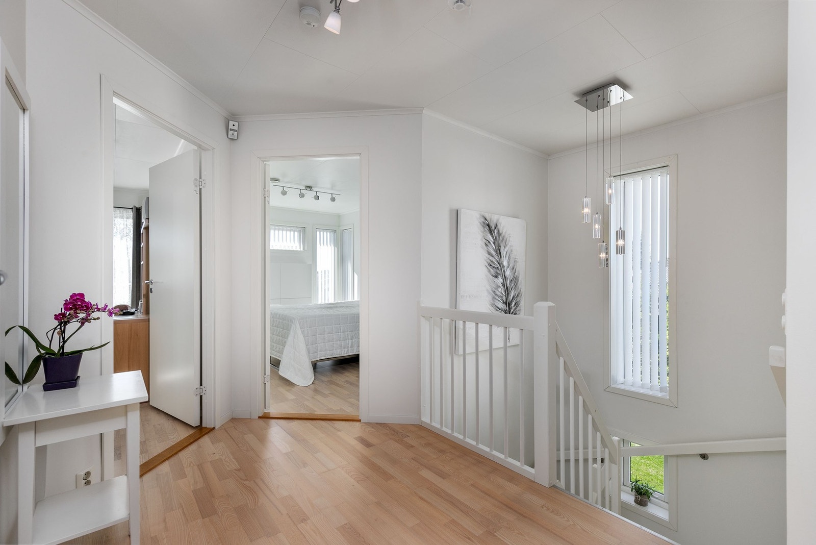 2. etasje på 62 kvm inneholder (Soverom, soverom 2, soverom 3, vaskerom, gang, bad). Galleribilde