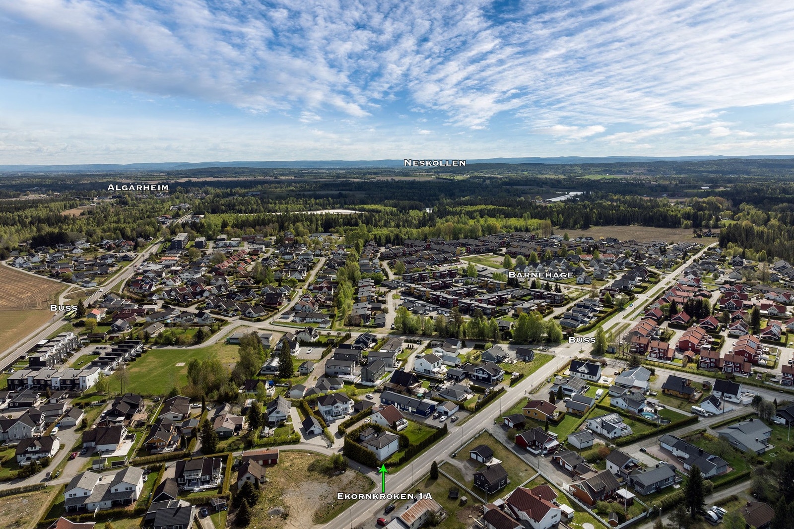 Skole/idrettsområde/fotballbane ligger innenfor 15 min gange. Spenst/ SATS Jessheim ligger 7. min med bil. Butikker/ kollektivforbindelser umiddelbar nærhet. Galleribilde
