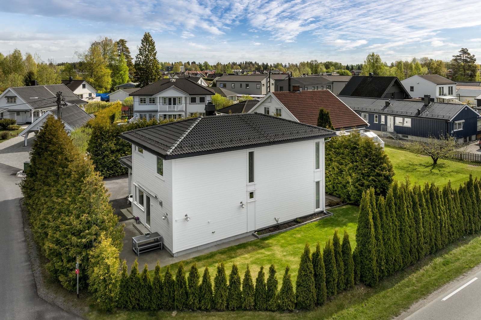 For de minste finnes flere barnehager i kort avstand fra boligen - Ekornrud barnehage/ Hoppensprett Gystad 5. min gange. Fladbyseter barnehage 14 min gange. Galleribilde