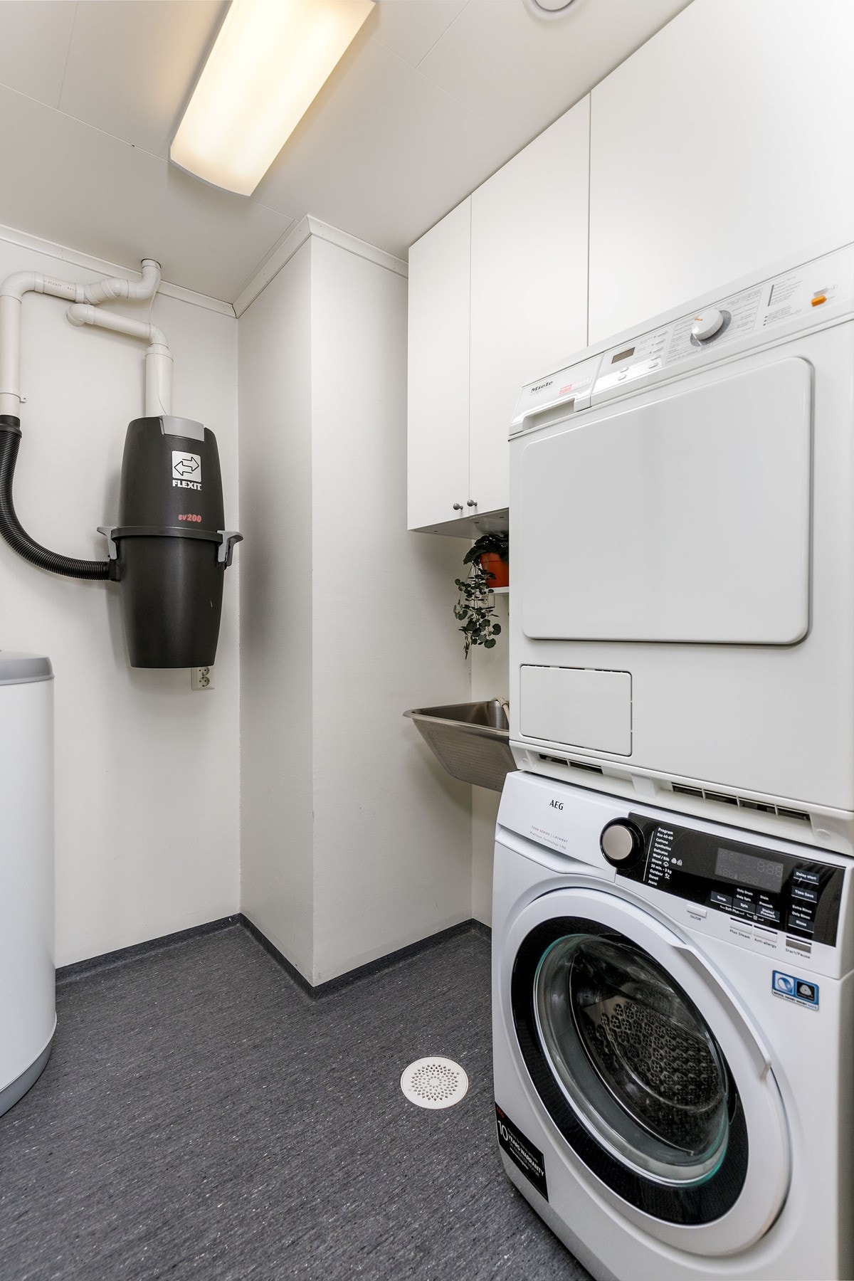 Vaskerom med varmtvannsbereder på 194 liter fra 2010 plassert på badet. Galleribilde