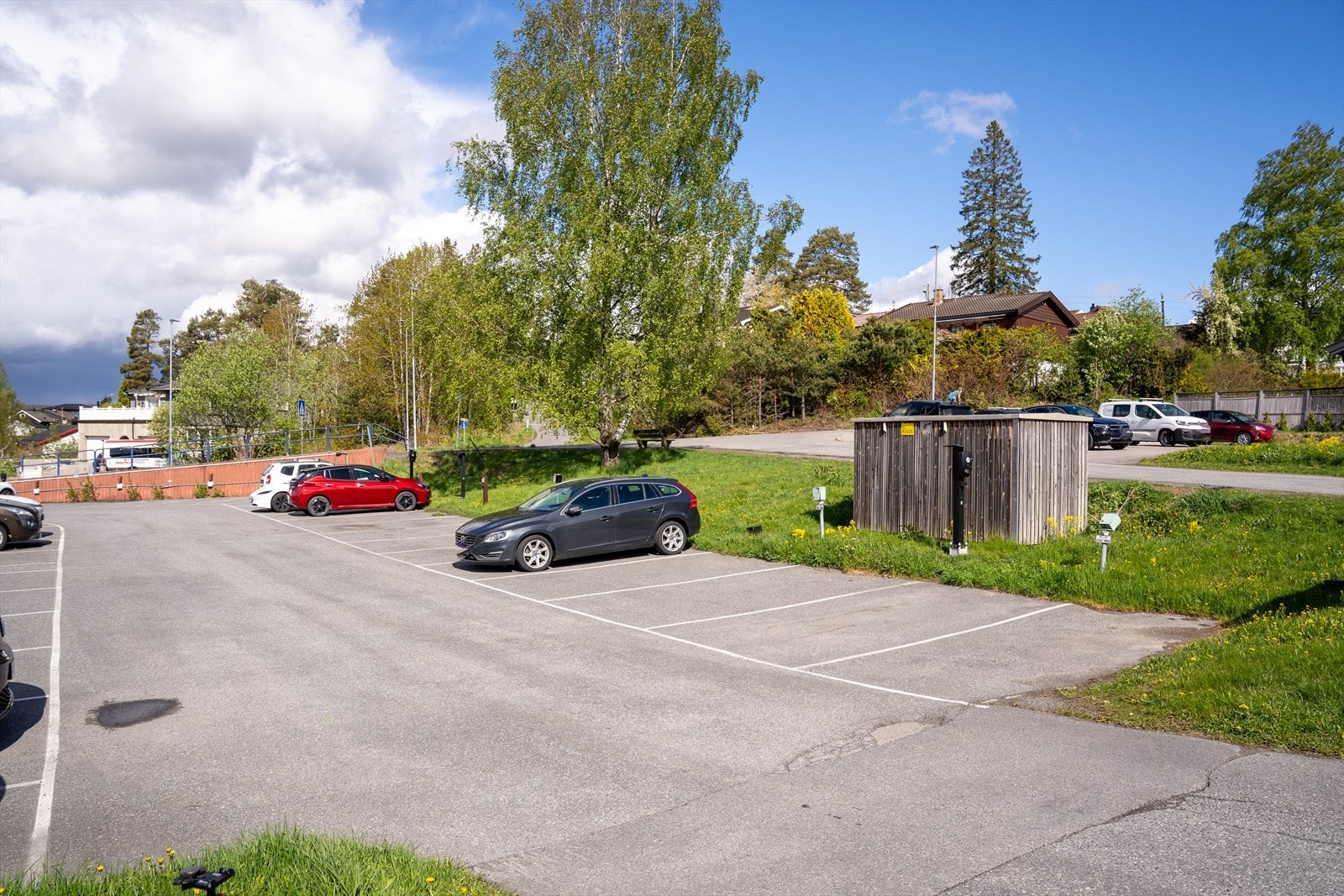 Borettslaget har godt med gjesteparkering. Galleribilde