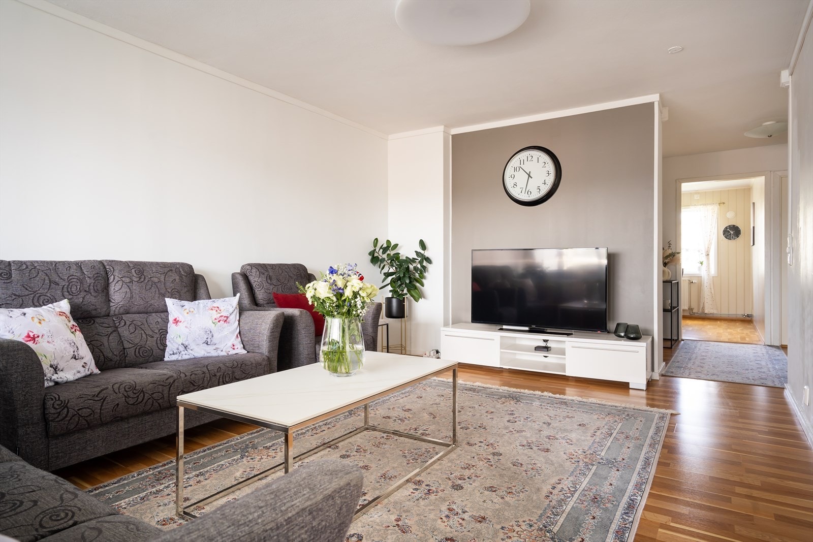 Leiligheten varmes varmes opp med radiatorer, fyring er inkludert i felleskostnadene. Galleribilde