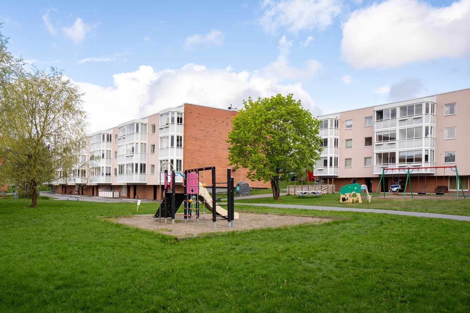 Borettslaget har store flotte fellesarealer med plen, lekeplasser, sittegrupper og asfalterte internveier. Galleribilde