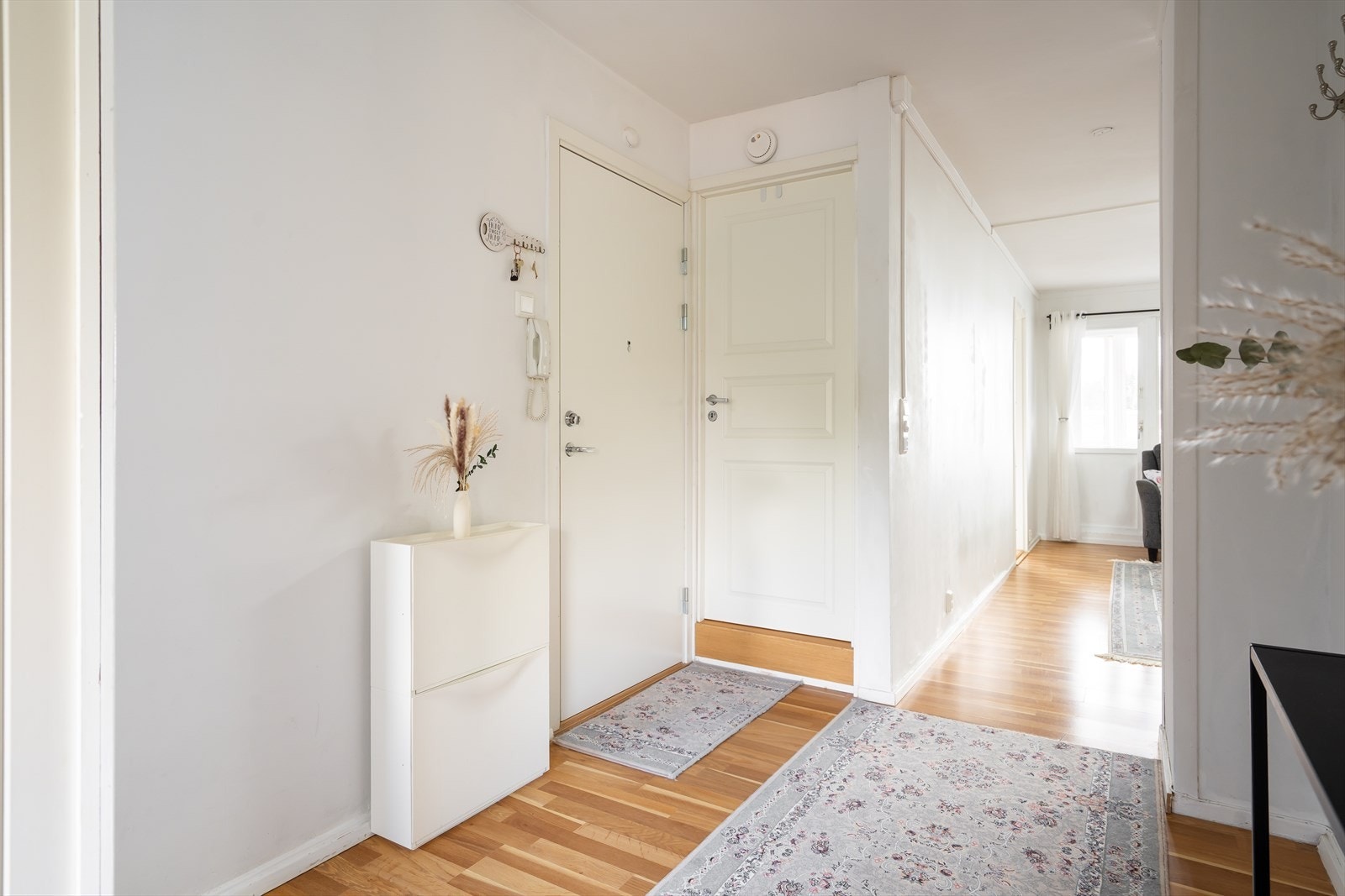 Romslig entré med god plass til garderobeløsning. Galleribilde