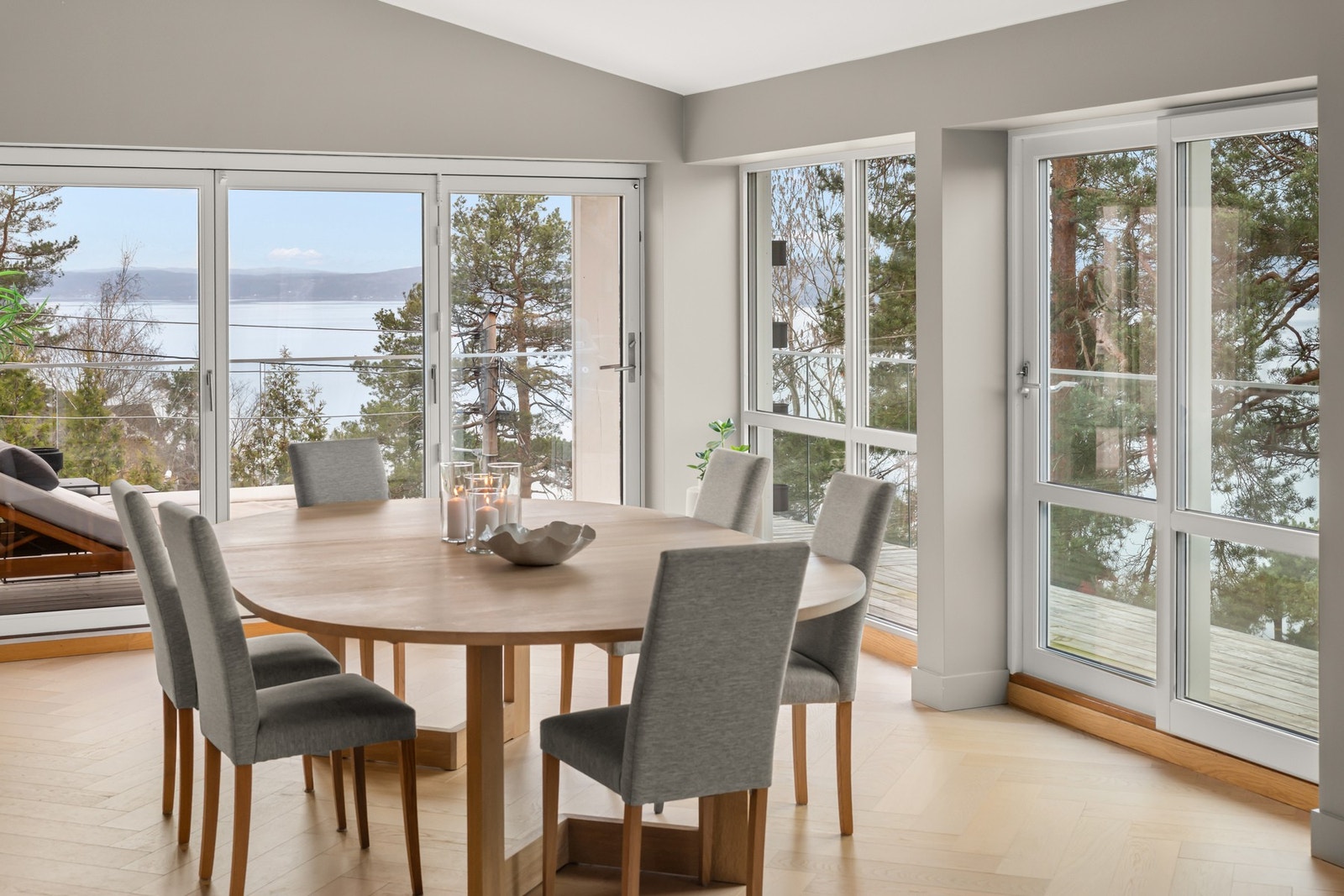 Utgang fra stue til balkong mot syd og vest på totalt ca. 20 m² Galleribilde