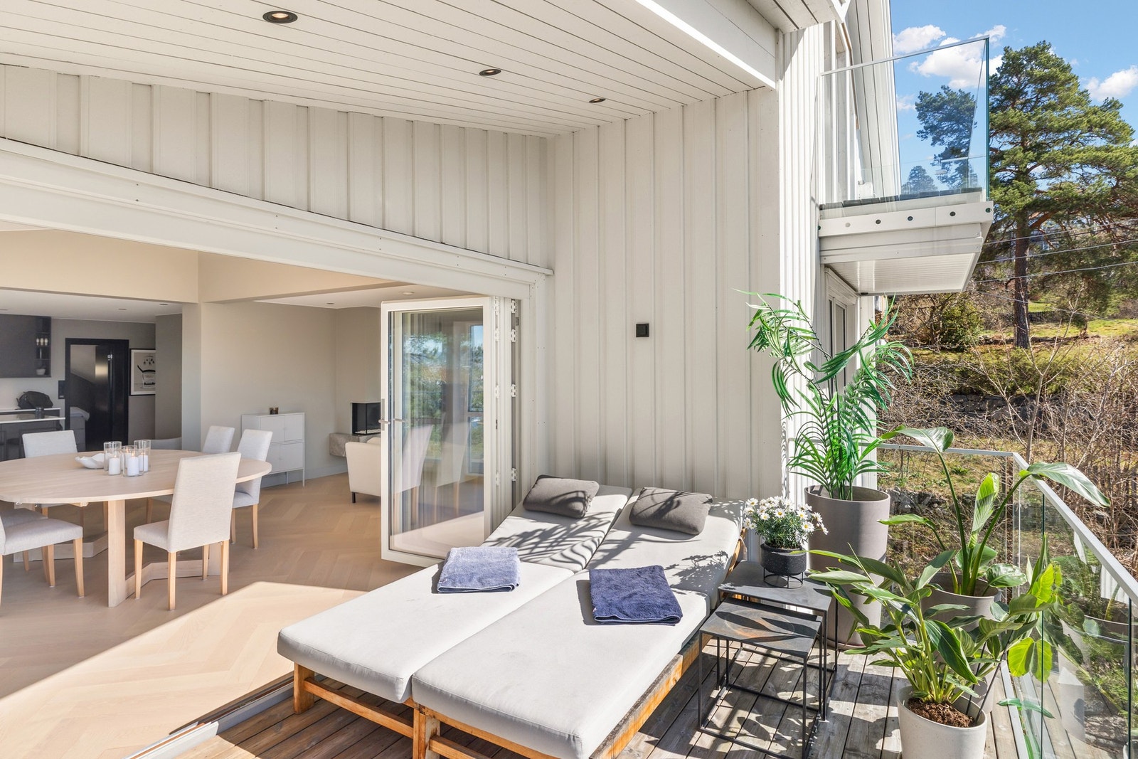 Det er også utgang til balkong fra ett soverom i overetasjen. Denne er målt til ca. 3 m² Galleribilde