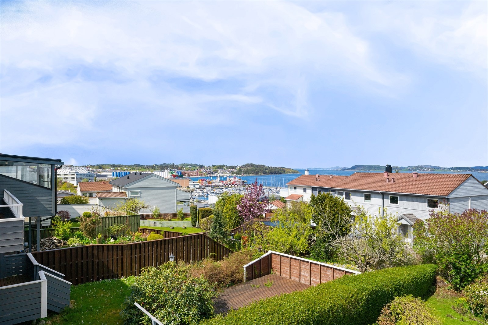 En formidabel utsikt mot Ryfylke gir høy bokvalitet og trivsel. Uforstyrret og uten innsyn, nyter du både utsikt fra oppholdsrom og balkong. En skjermet og solrik hage som din egen lille oase. Her vil du gjerne ha besøk. Galleribilde