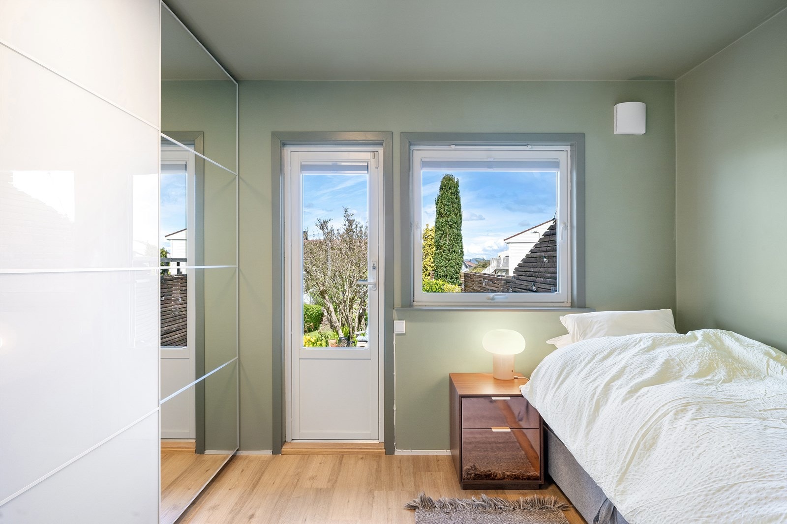 Stor skyvedørsgarderobe med speildør for bedre romeffekt. Utgang til nydelige hage og solrik terrasse. Galleribilde