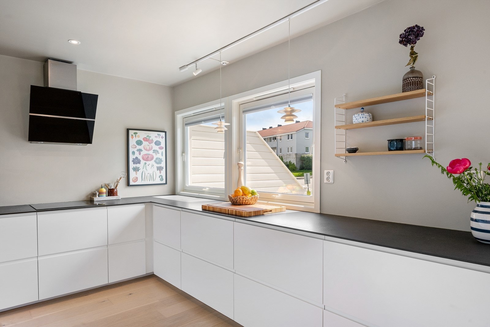 Fin kontakt mellom spisestuen med gjestene evt ungene som gjør lekser, samtidig som maten lages. Rikelig med naturlig lys via 4 vinduer. Enkelt å tilføre eget interiør. Funksjonelt og praktisk kjøkken. Galleribilde