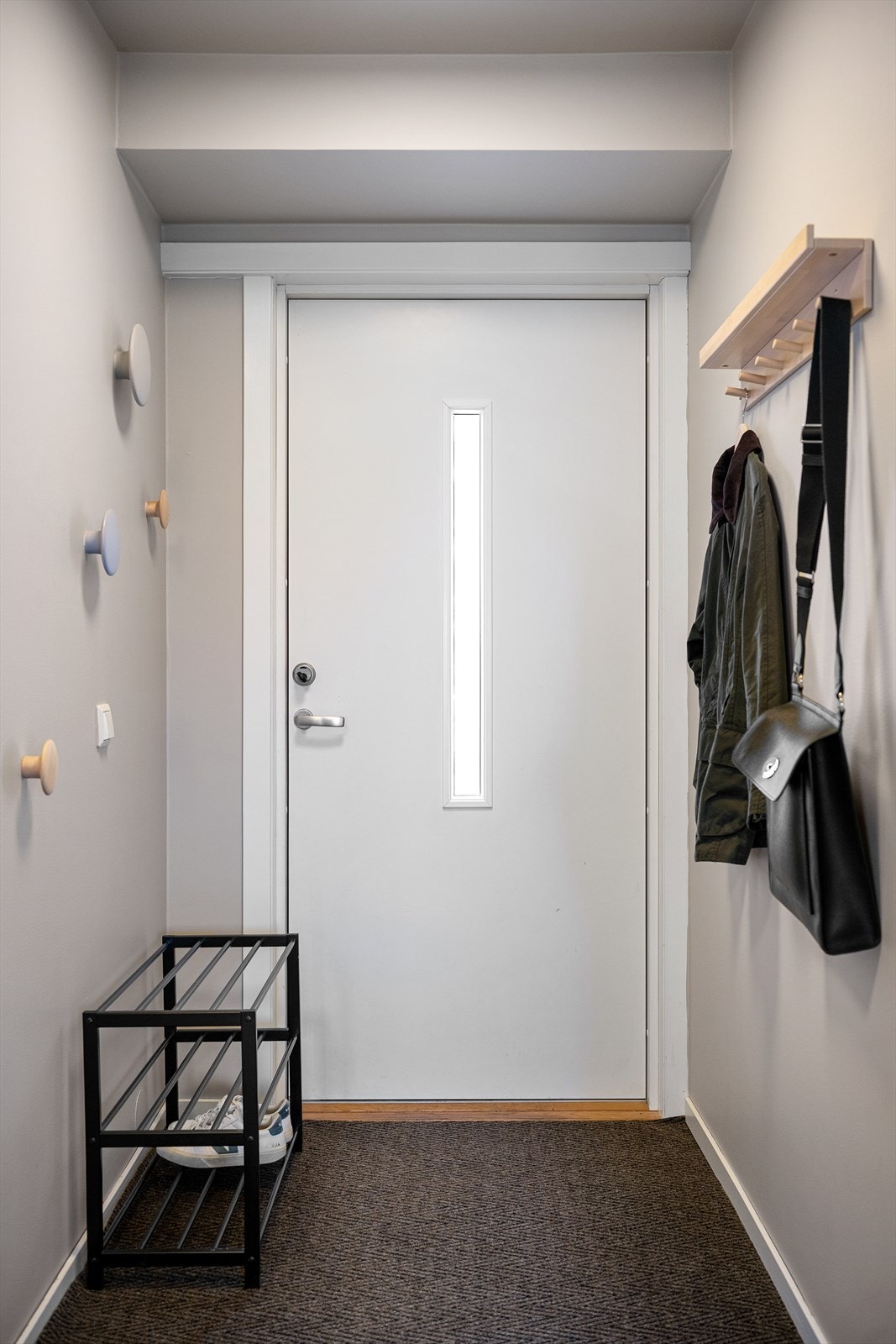 Entre/gang med mulighet for oppheng og hyller. Moderne dør med lysinnslipp. Galleribilde