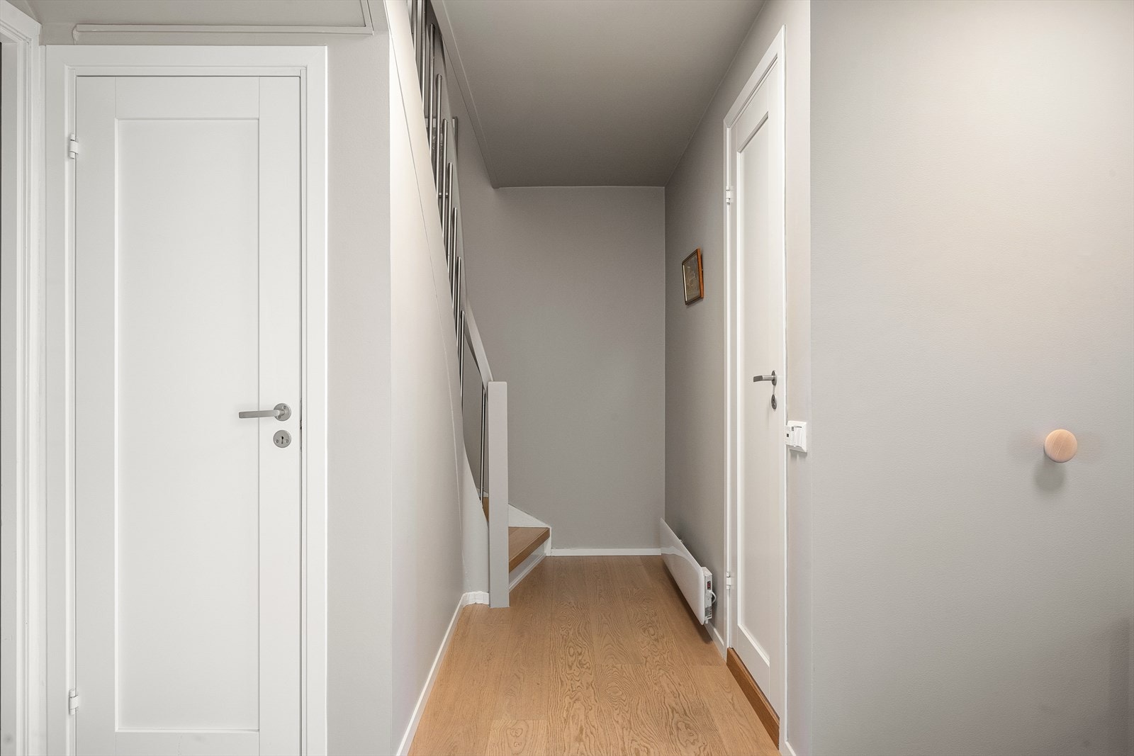 Trapp med pen, vridd vange og stålspiler i kontrast. Gangen deler av badet og soverommene, samt entre. Galleribilde