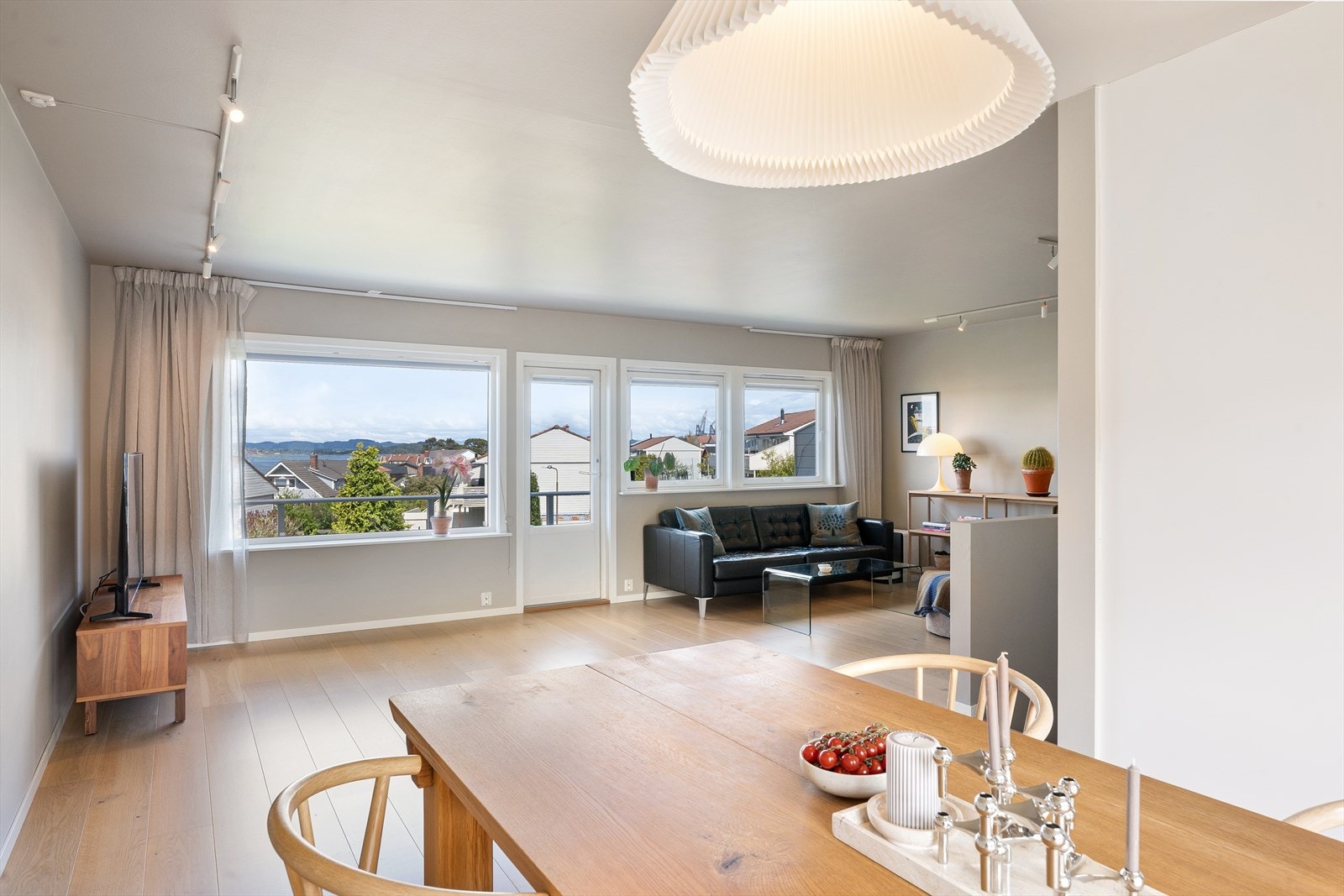 I stuen har du mulighet for møblering i 3 store soner. Både lounge, dagligstue og spisestue som kan trekkes ut til langbord ved høytider. Så her kan du gjerne invitere. Galleribilde