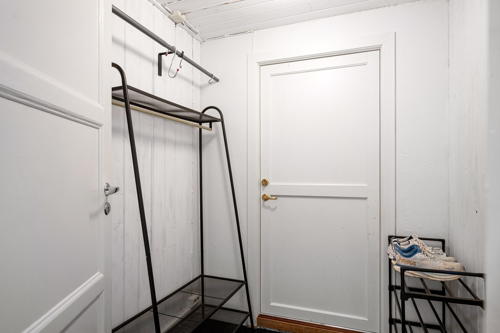 Bi-inngang med plass for trening og turklær. Galleribilde