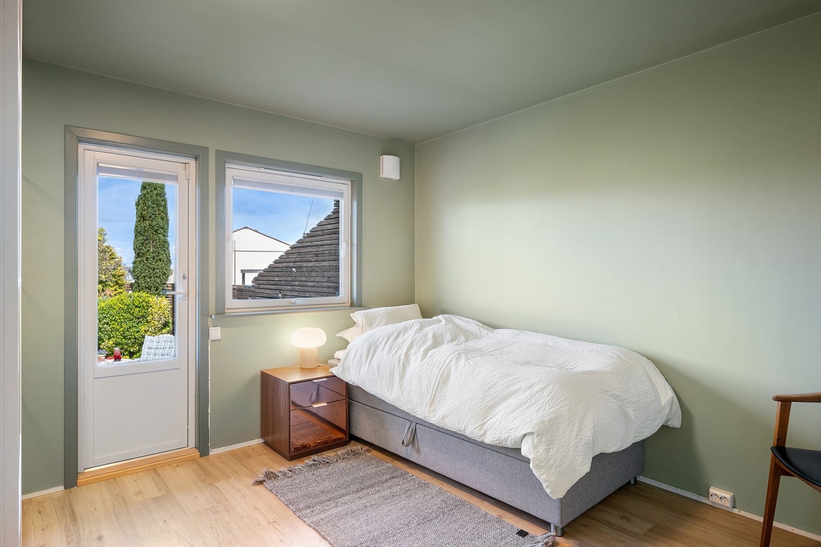 Soverom nr. 3 er romslig og med plass til mer enn bare seng om barna vil ha en kompis på besøk og et gaminghjørne. Utg. til solrik terrasse og nydelig hage. Galleribilde