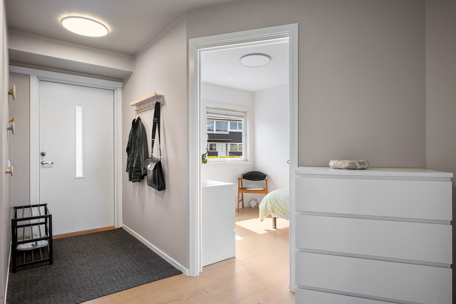 Gangen har god mulighet for kommode/reol, hyller og oppheng. Galleribilde